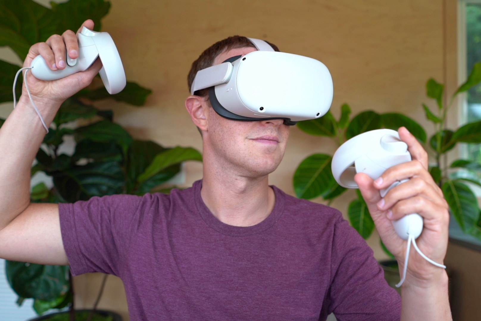 祖克柏親自示範如何使用VR裝置。（圖／翻攝自FB@Mark Zuckerberg）
